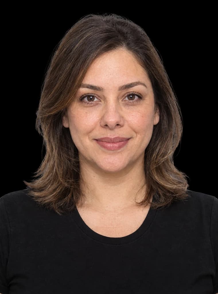 A mesma mulher com corte em camadas, sobrancelhas desenhadas, pele mais uniforme, maquiagem leve e sorriso.